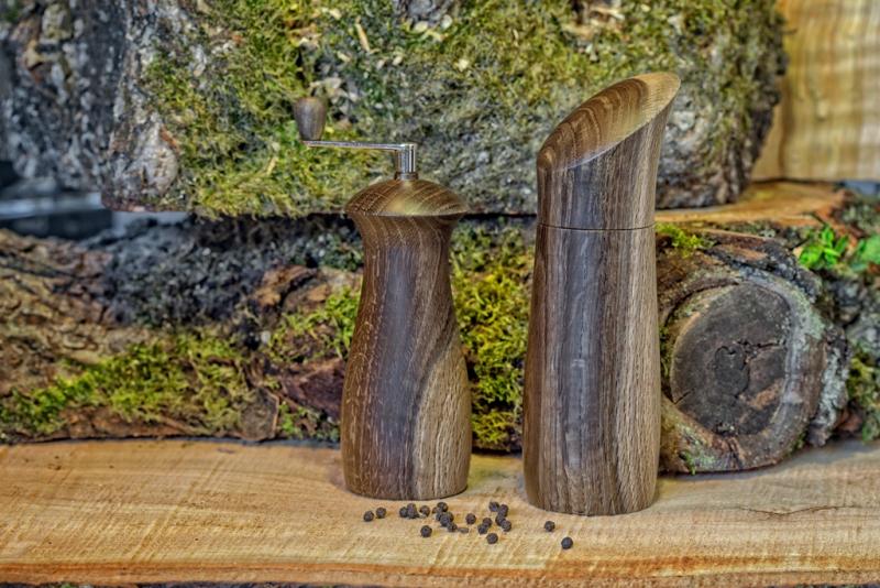 Muskatmühle und Gewürzmühle aus Eichenholz (Hesch-Foto)