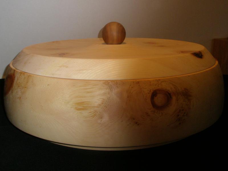 XXL-Brottopf aus Zirbelkiefer, aus einem Stück gedrechselt; Außendurchmesser 48cm, Höhe einschließlich Knauf 19cm  